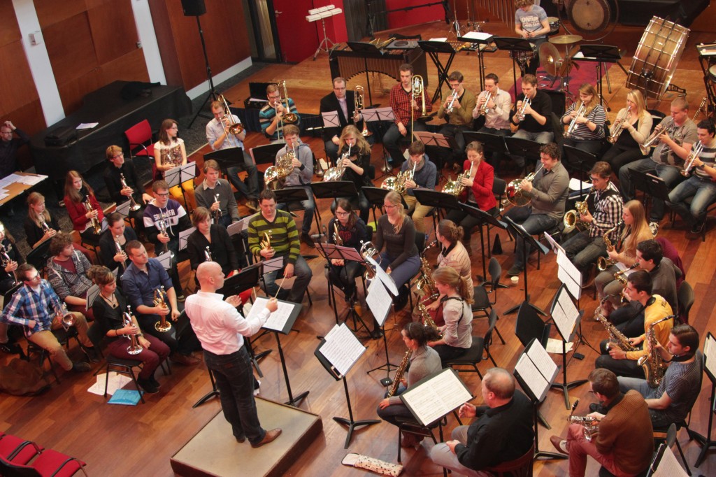 Student Gerd Wensink in actie met het NJFO tijdens het project Full Size Conducting van het Prins Claus Conservatorium